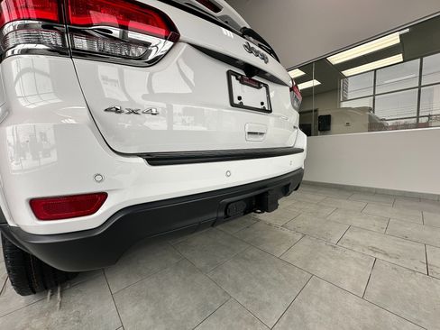 Used 2021 Jeep Grand Cherokee Laredo image 12