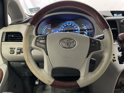 Used 2011 Toyota Sienna XLE image 14