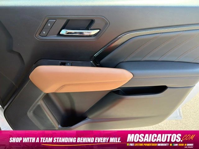 Used 2024 GMC Canyon AT4 w/ AT4 Premium Package AWD/4WD image 9