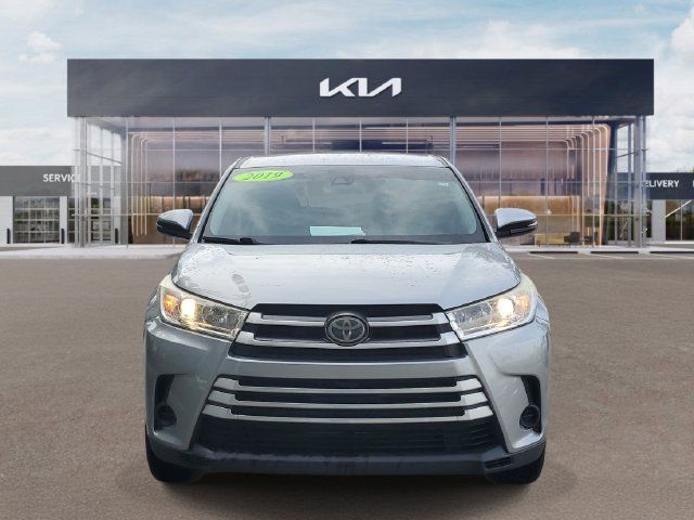Used 2019 Toyota Highlander LE FWD image 2