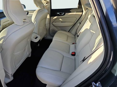 Used 2020 Volvo XC60 T6 Momentum w/ Protection Package Premier image 34