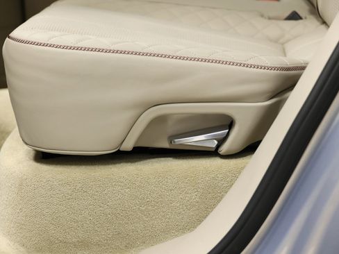 Used 2020 Bentley Bentayga Plug-In Hybrid image 60