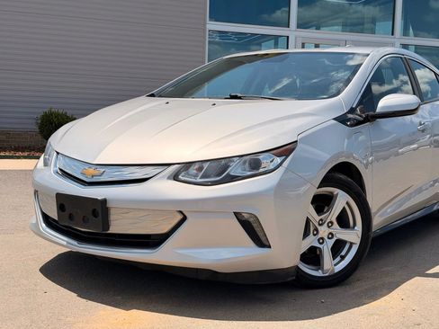 Used 2017 Chevrolet Volt LT w/ Comfort Package FWD image 4