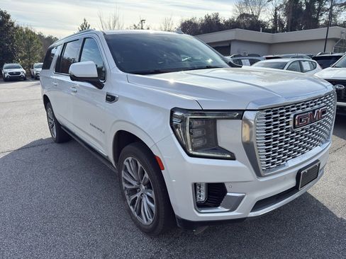 Used 2021 GMC Yukon XL Denali w/ Denali Premium Package image 3