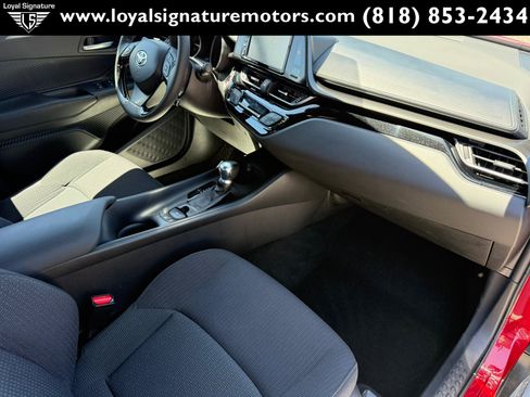 Used 2018 Toyota C-HR XLE FWD image 29