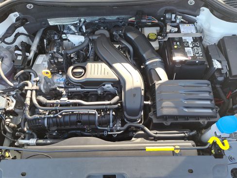 New 2026 Volkswagen Taos SE image 15