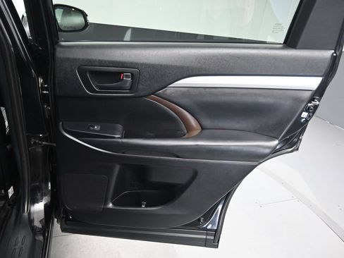 Used 2019 Toyota Highlander Plus AWD/4WD image 41