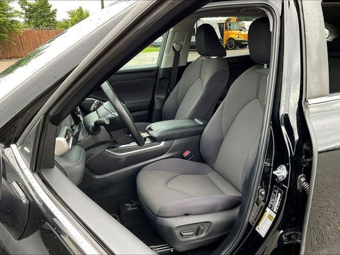 Used 2024 Toyota Highlander LE AWD/4WD image 26