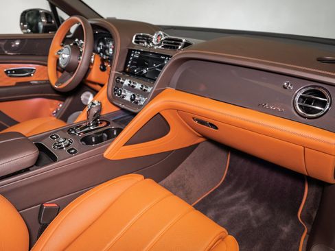 Used 2025 Bentley Bentayga image 4