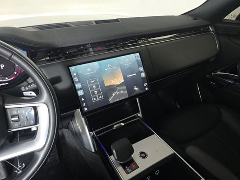 Used 2024 Land Rover Range Rover SE image 11