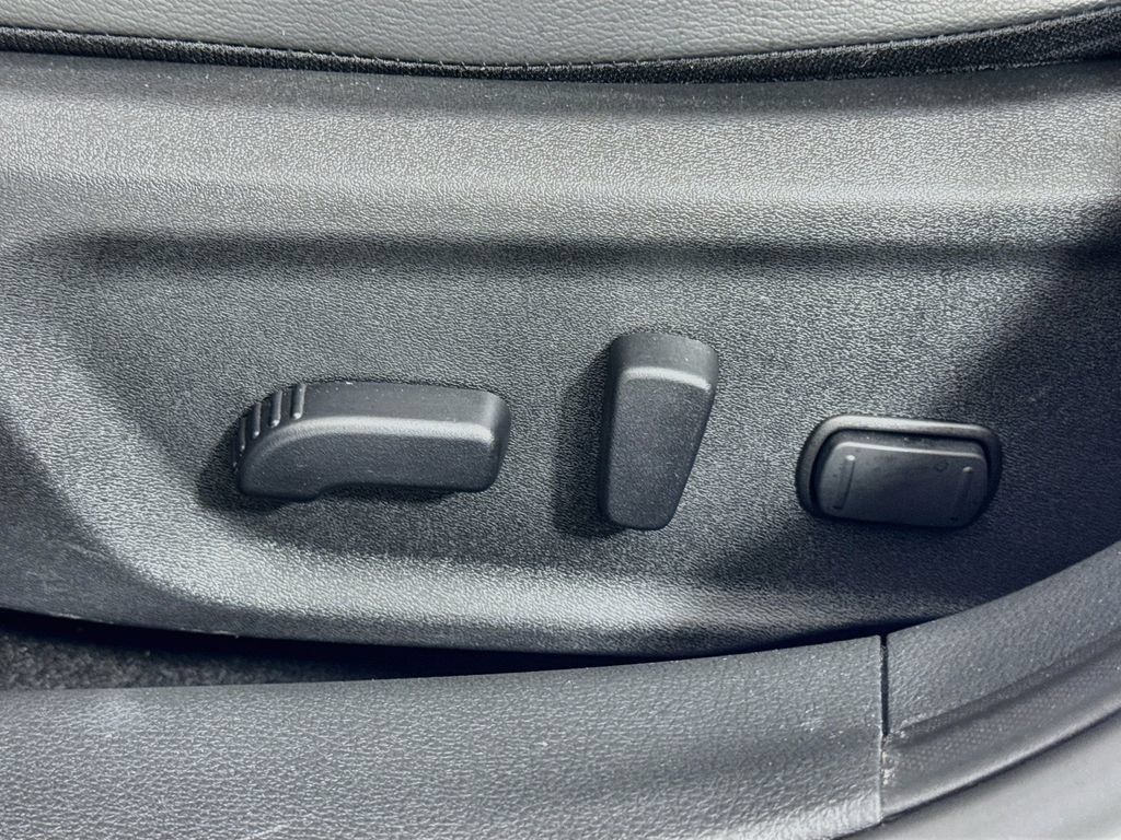 Used 2024 Nissan Sentra SR w/ SR Premium Package FWD image 18