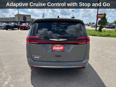 Used 2025 Chrysler Pacifica Select FWD image 5