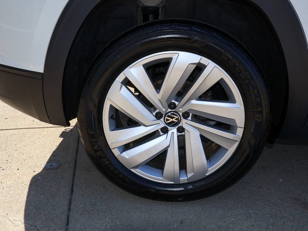 Used 2023 Volkswagen Atlas Cross Sport SE w/ Panoramic Sunroof Package FWD image 9