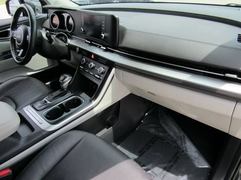 Used 2024 Kia Carnival LX FWD image 11