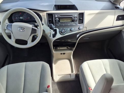 Used 2012 Toyota Sienna FWD image 4