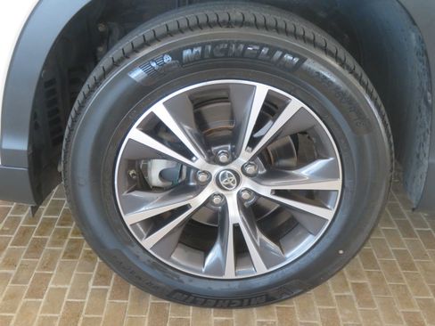 Used 2016 Toyota Highlander XLE FWD image 7