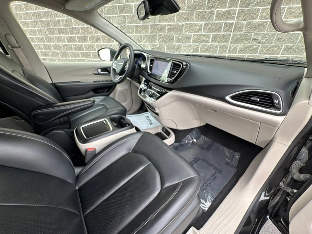 Used 2023 Chrysler Pacifica Touring-L FWD image 39