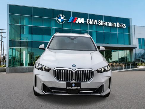 Used 2024 BMW X5 xDrive50e AWD/4WD image 3