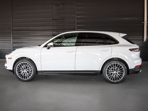 Certified 2022 Porsche Cayenne AWD/4WD image 2