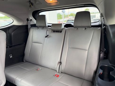 Used 2022 Toyota Highlander XLE AWD/4WD image 8