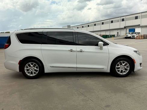 Used 2020 Chrysler Pacifica Touring-L FWD image 6