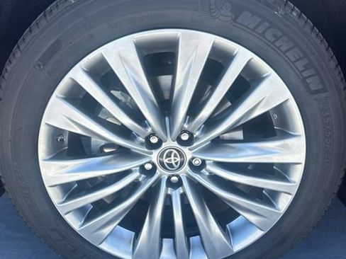Used 2023 Toyota Highlander Platinum FWD image 3