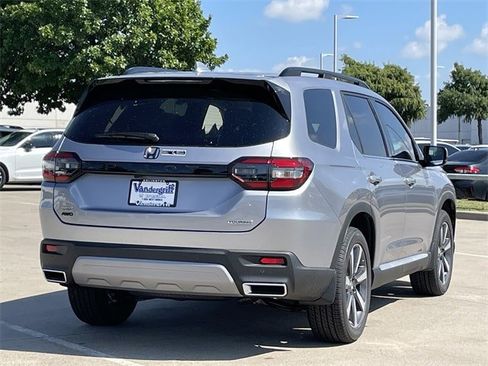 New 2025 Honda Pilot Touring image 4