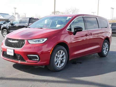 New 2026 Chrysler Pacifica Select image 3