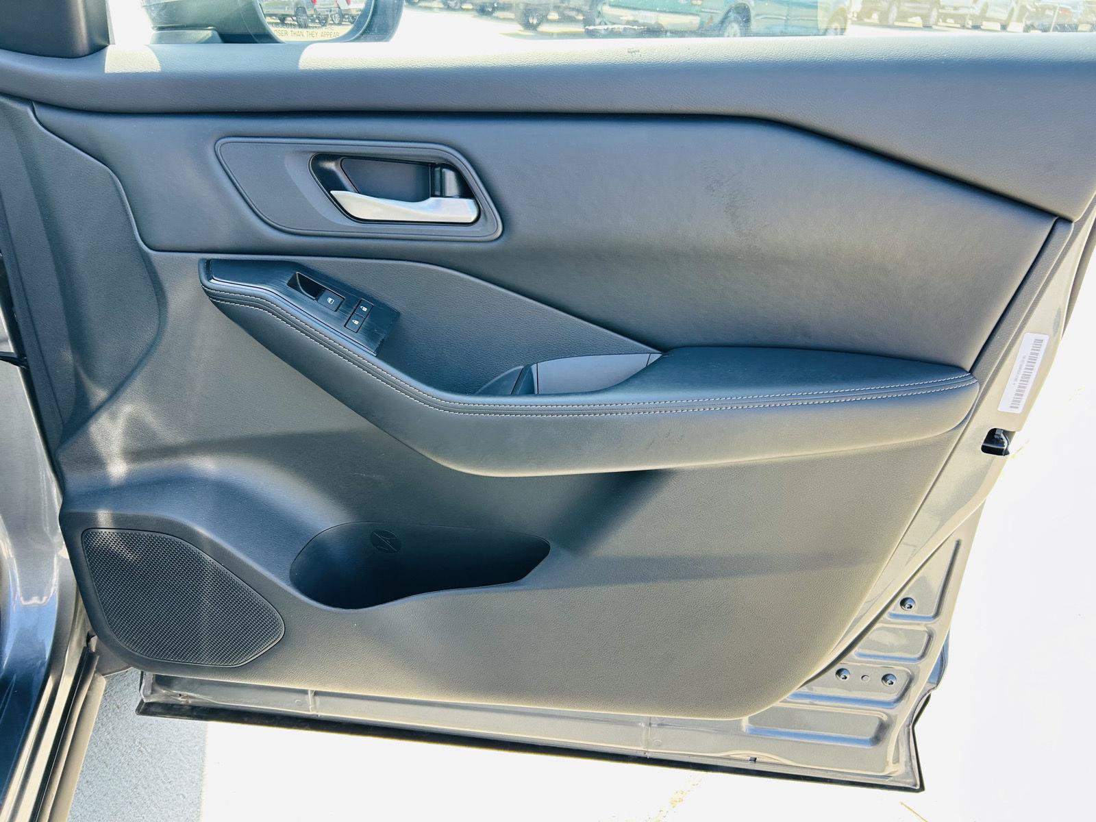 Used 2025 Nissan Rogue SV FWD image 29
