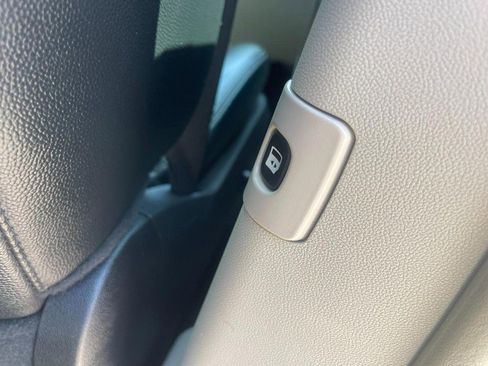 Used 2016 Chrysler Town & Country Touring-L image 16