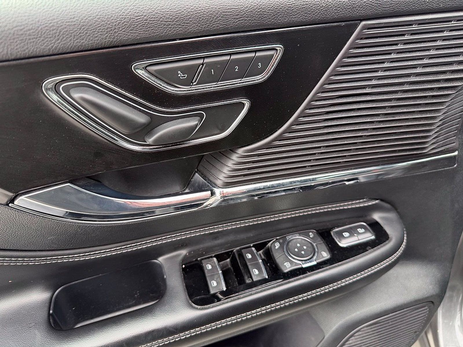 Used 2022 Lincoln Corsair AWD w/ Premium Package image 11