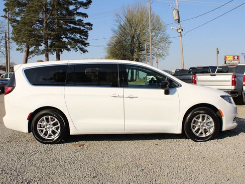 Used 2024 Chrysler Voyager LX image 6