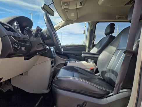 Used 2016 Chrysler Town & Country Touring image 16