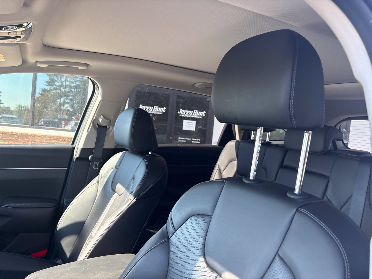 Used 2023 Kia Sorento S w/ Panoramic Sunroof Package AWD/4WD image 3
