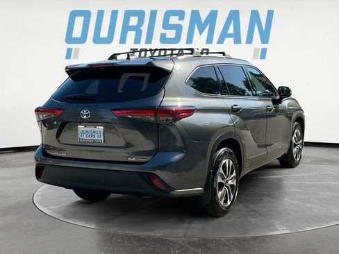 Used 2021 Toyota Highlander XLE AWD/4WD image 7