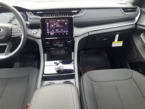 New 2025 Jeep Grand Cherokee Laredo image 3