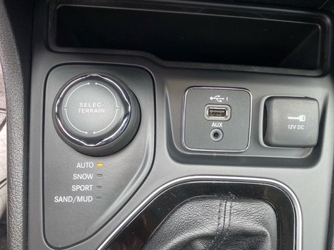 Used 2021 Jeep Cherokee Limited AWD/4WD image 13