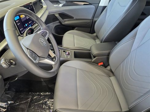 New 2025 Volkswagen Tiguan SE image 9