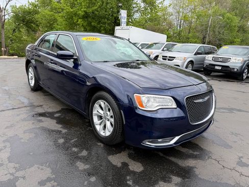 Used 2016 Chrysler 300 Limited RWD image 4