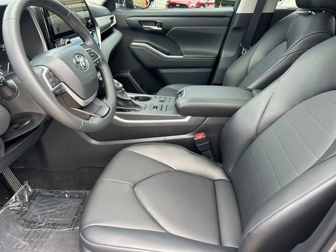 Used 2026 Toyota Highlander XLE AWD/4WD image 11
