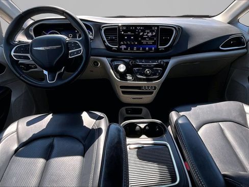 Used 2023 Chrysler Pacifica Touring-L FWD image 17