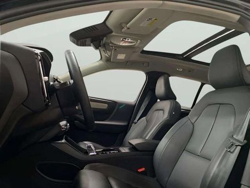 Used 2025 Volvo XC40 B5 Plus image 23