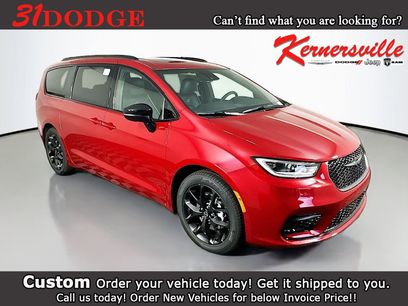 New 2026 Chrysler Pacifica Limited w/ Uconnect Theater Family Group