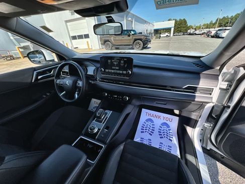 Used 2024 Mitsubishi Outlander SE image 28