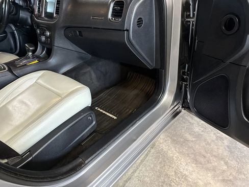 Used 2015 Dodge Charger SE w/ Sport Appearance Group image 14