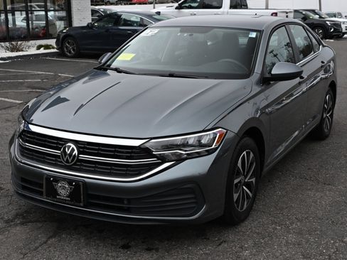 Used 2022 Volkswagen Jetta S image 2