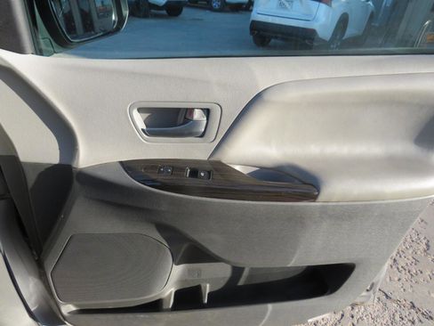 Used 2018 Toyota Sienna XLE FWD image 24
