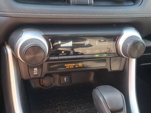 Used 2021 Toyota RAV4 LE FWD image 15