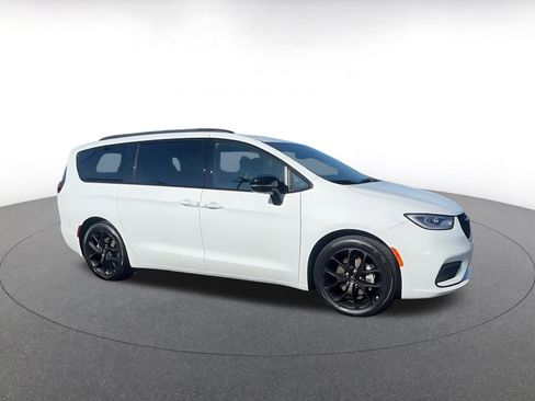 Used 2025 Chrysler Pacifica Limited image 2