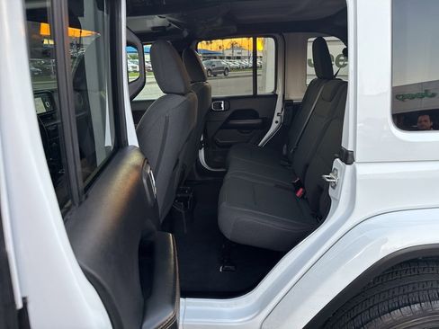 Used 2025 Jeep Wrangler Sahara image 15